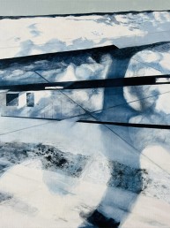 Schilderij uit 2026 vanAlexandra Verkerk olieverf op linnen zichtbaar is een gebouw en een blauwe grote schaduw over het hele werk. De belangrijkste kleuren is wit en blauw