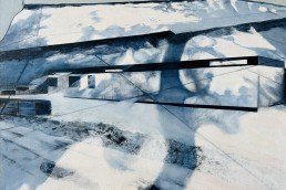 Schilderij uit 2026 vanAlexandra Verkerk olieverf op linnen zichtbaar is een gebouw en een blauwe grote schaduw over het hele werk. De belangrijkste kleuren is wit en blauw