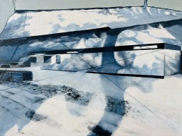 Schilderij uit 2026 vanAlexandra Verkerk olieverf op linnen zichtbaar is een gebouw en een blauwe grote schaduw over het hele werk. De belangrijkste kleuren is wit en blauw